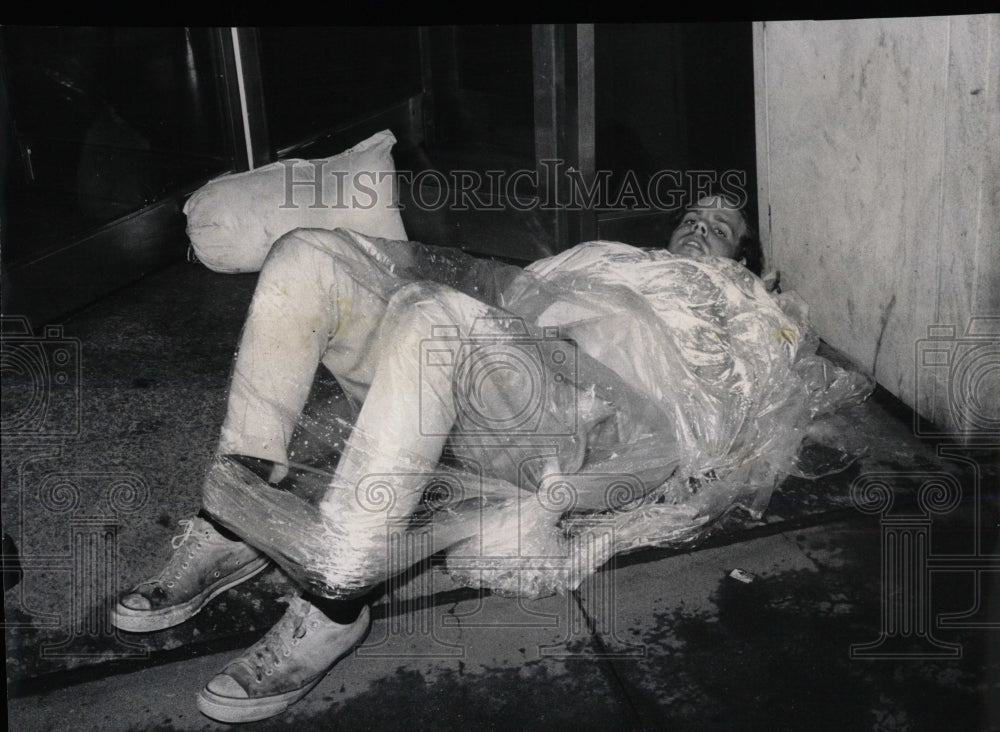 1972 Press Photo Richard Jirik plastic rain Marsha Bank - RRW66315 - Historic Images