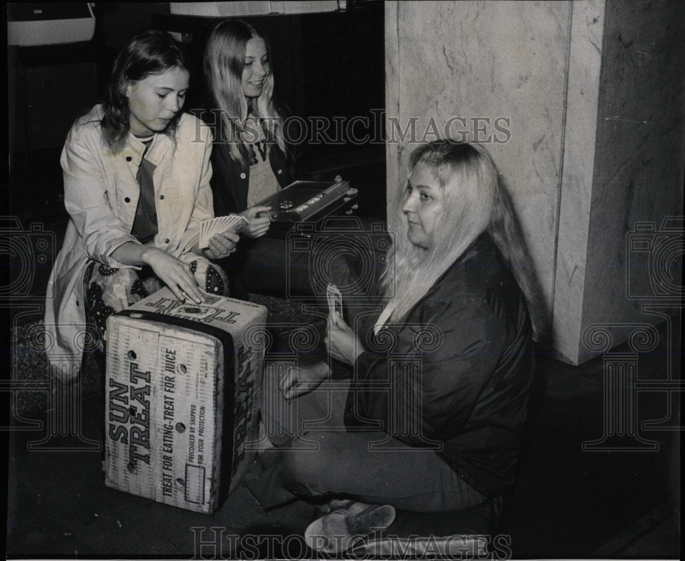 1972 Press Photo Linda Muschong Marsha Kosti Smith Lane - RRW66317 - Historic Images