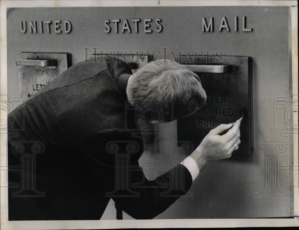 1970 Press Photo Police crime laboratory technical dust - RRW66319 - Historic Images