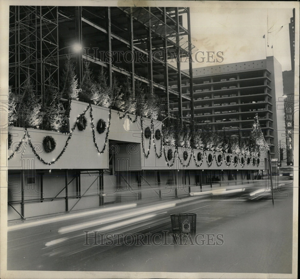 1960 Press Photo Facing Wacker Drive striking display - RRW66333 - Historic Images