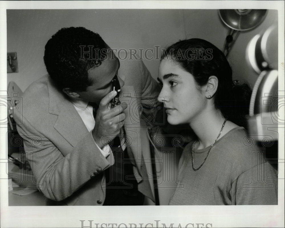 1992 Press Photo Dr Kenneth Goins ophthalmologist CH - RRW66343 - Historic Images