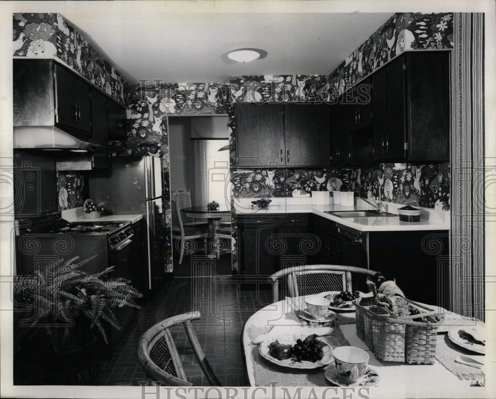 1973 Press Photo Wallpaper Color Kitchen Room Nelson - RRW66373 - Historic Images