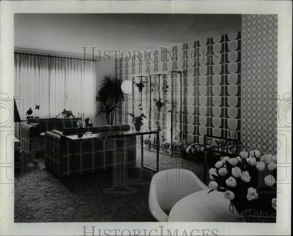 1973 Press Photo Grass Cloth Wallpaper Apartment - RRW66387 - Historic Images