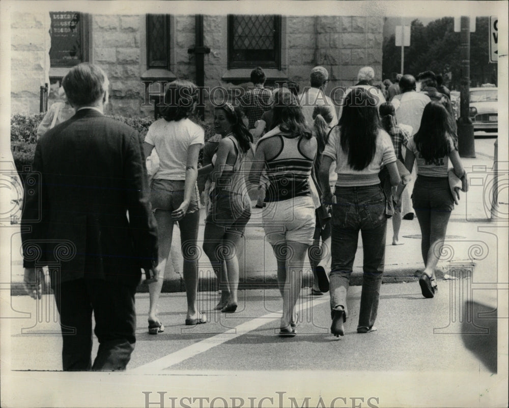 1976 Press Photo Michigan Summer shorts Street create - RRW66391 - Historic Images