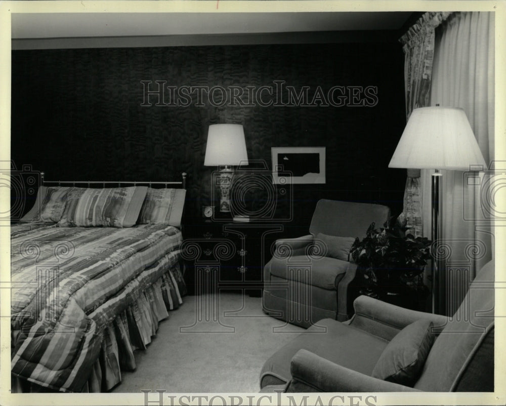 1982 Press Photo Combing Expensive Interior Wallpapers - RRW66403 - Historic Images