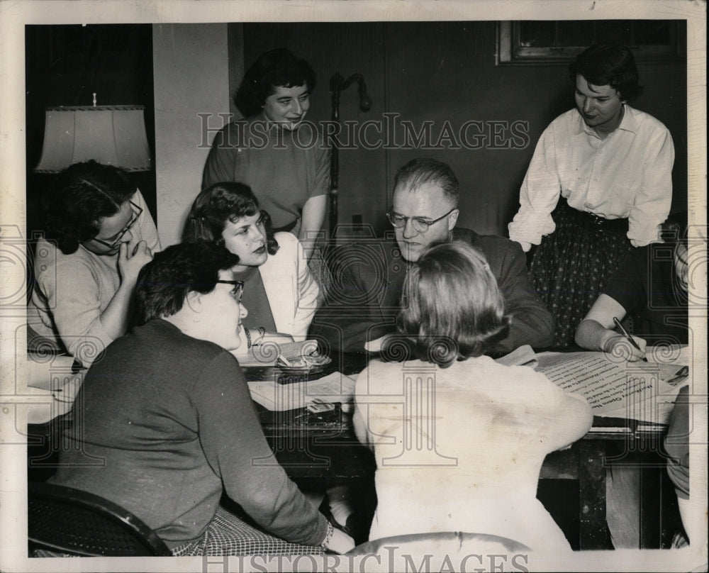 1953 Press Photo Karin Walsh Journalism Seminar - RRW66439 - Historic Images