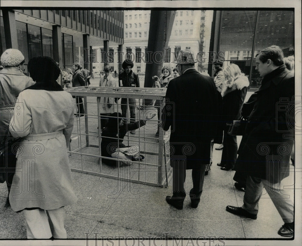 1975 Press Photo War Resisters League Protest Plaza - RRW66445 - Historic Images