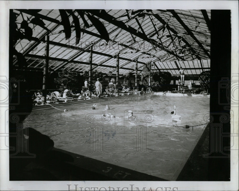 1976 Press Photo Sunlight streams Wagan Wheel&#39;s pool - RRW66497 - Historic Images