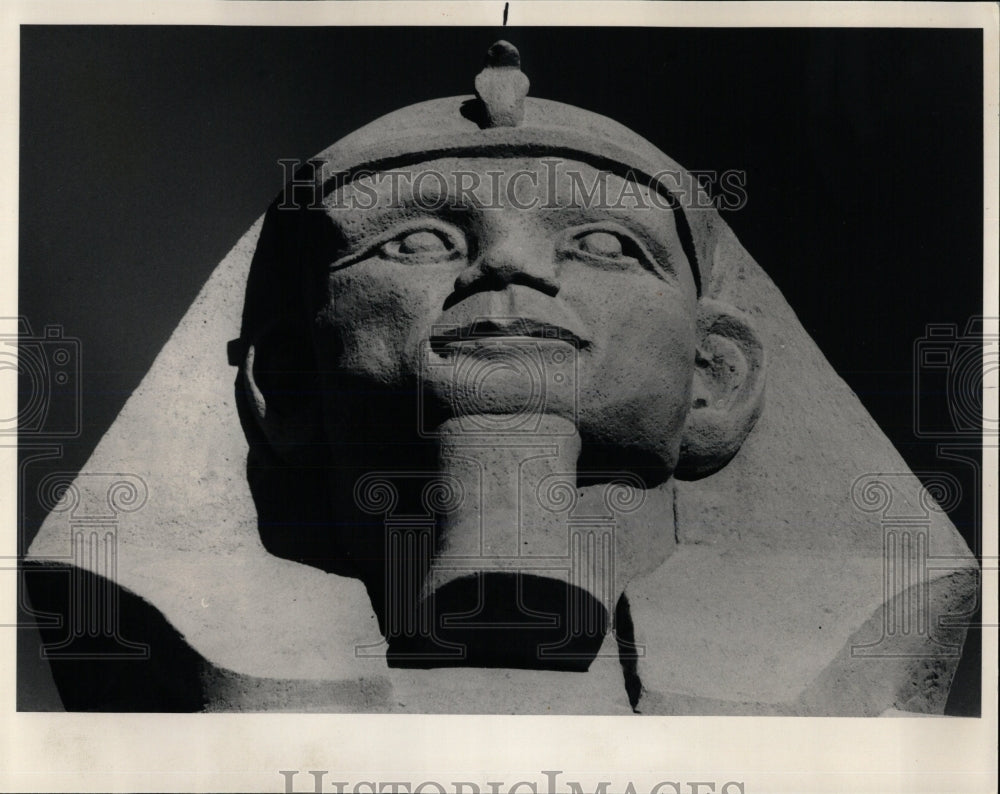 1985, Huge Egyptian Statue Piramid House - RRW66509 - Historic Images