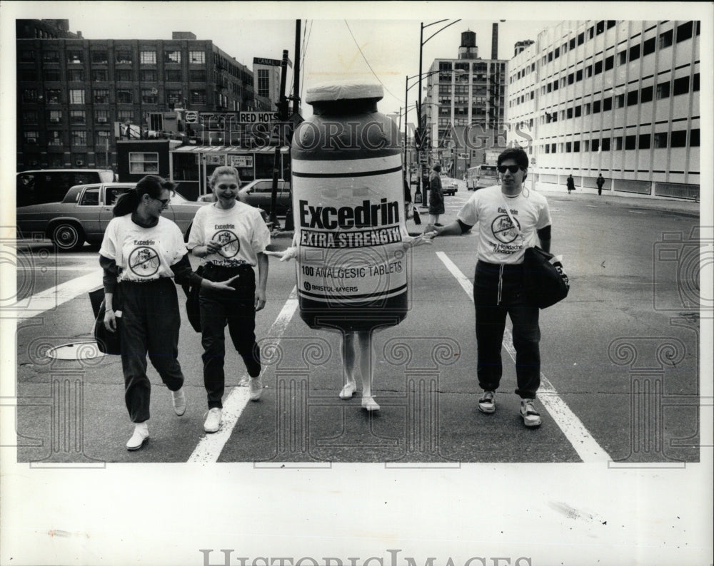 1990 Press Photo Eight Ft. inflatable Excedrin-bottle - RRW66579 - Historic Images