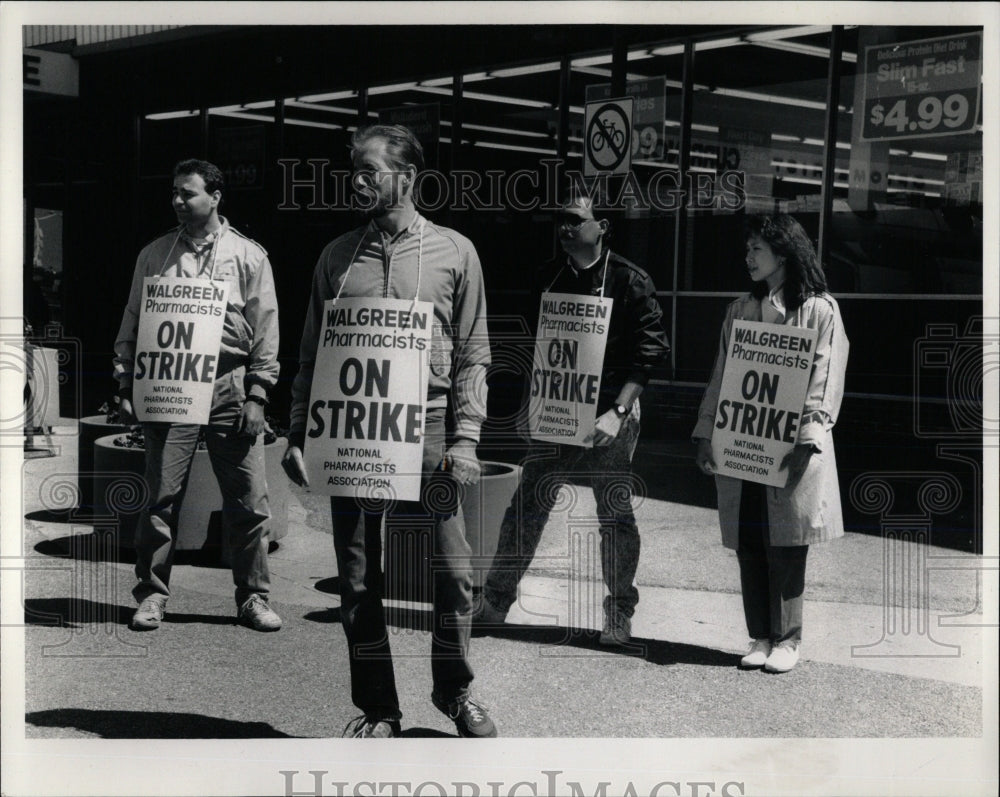 1990 Press Photo Walgreen Pharmacy Workers Strike - RRW66615 - Historic Images