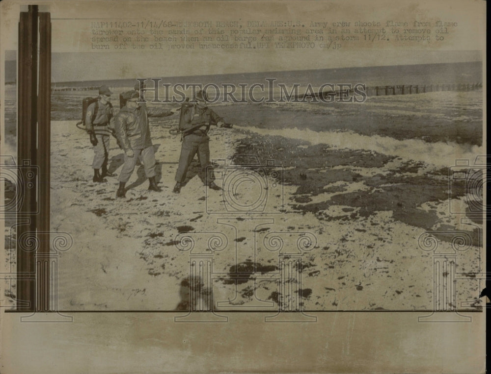 1968 Press Photo Water Pollution Oil Spill - RRW66655 - Historic Images