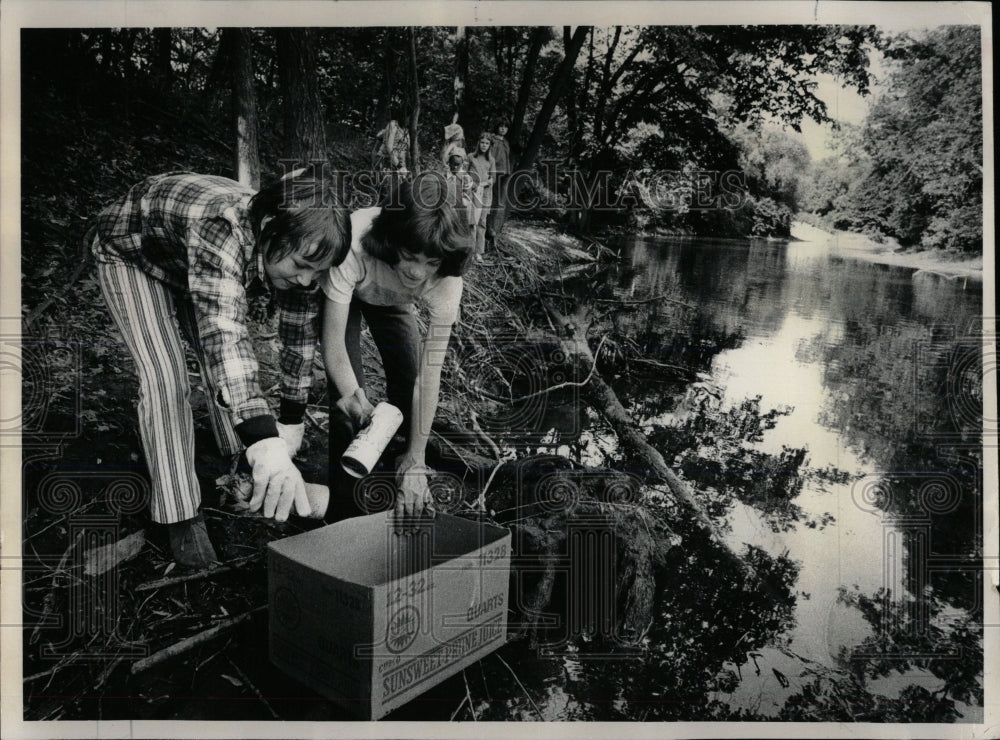 1977 Press Photo Water Pollution Clean Up Des Plaines - RRW66689 - Historic Images