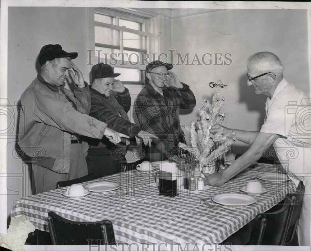 1958 Press Photo Water Cribs Workers Christmas - RRW66699 - Historic Images