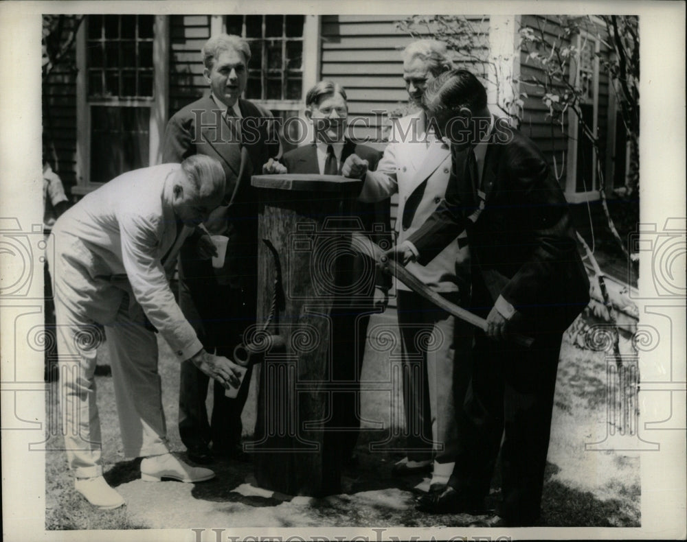 1941 Press Photo Governors Learn Mysteries England Pump - RRW66725 - Historic Images