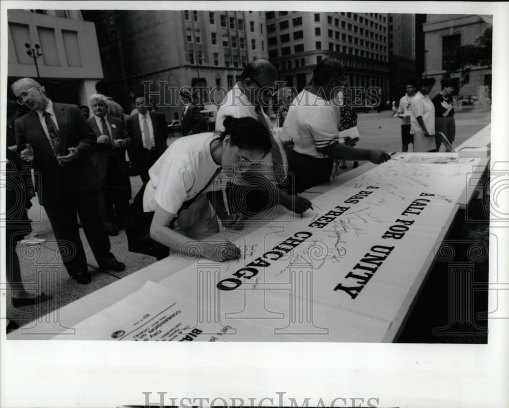 1992 Press Photo UNITY SCROLL DALEY PLAZA LUCINDA - RRW66769 - Historic Images