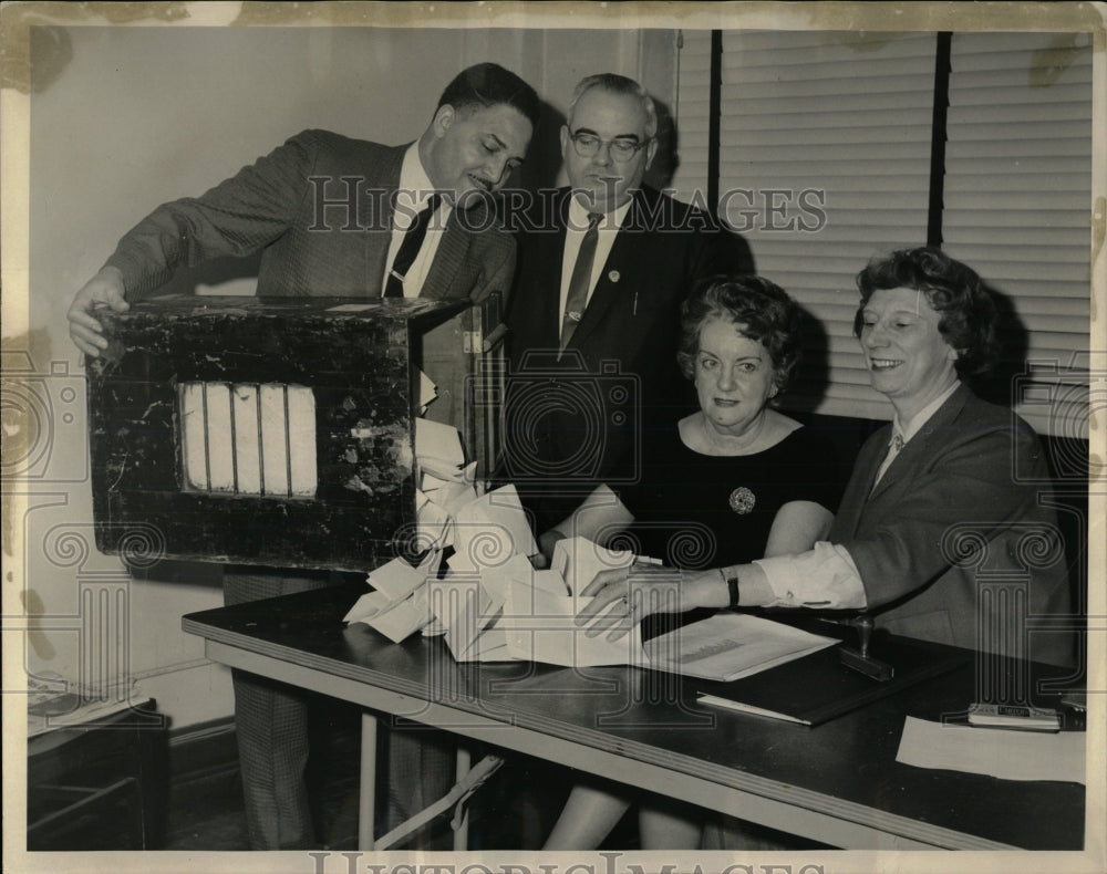 1966 Press Photo CTA workers vote contract Christopher - RRW66793 - Historic Images