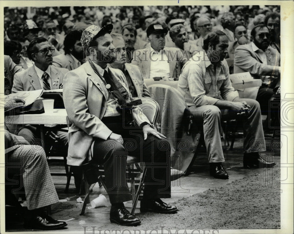 1981 Press Photo United Brotherhood Carpenters Listens - RRW66833 - Historic Images