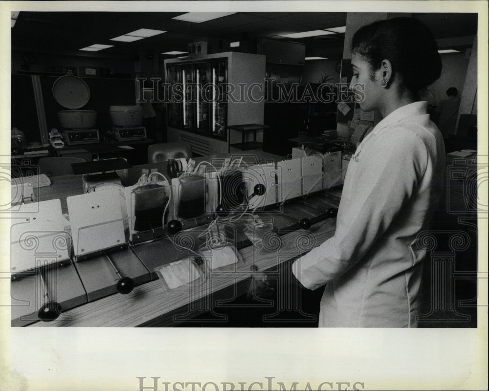 1982 Press Photo Garcla United Blood Technician Eva - RRW66835 - Historic Images