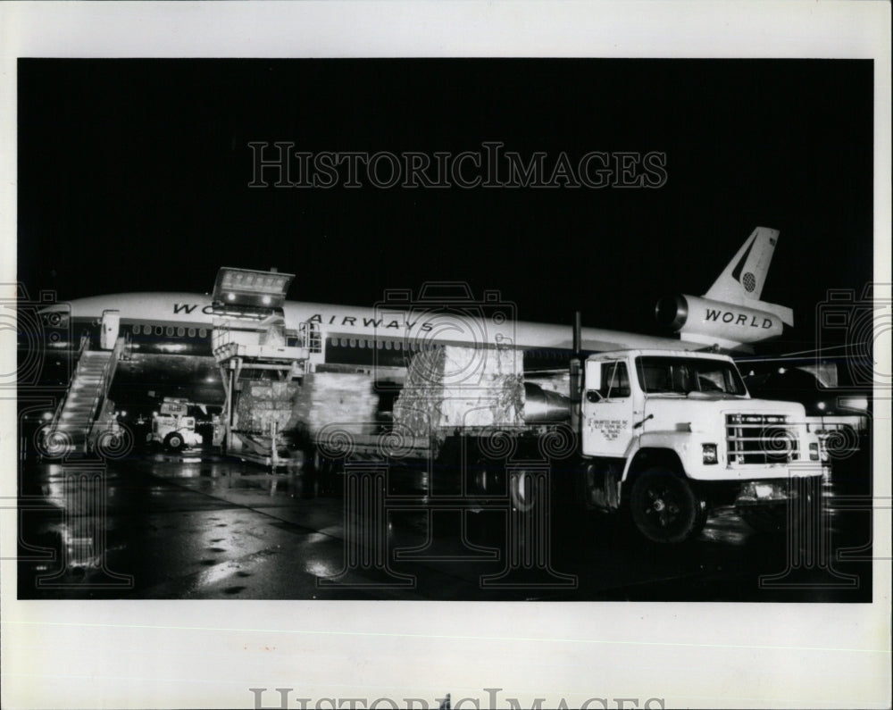 1989 Press Photo Unlimited Warehousing Unloads 2 Mil - RRW66961 - Historic Images