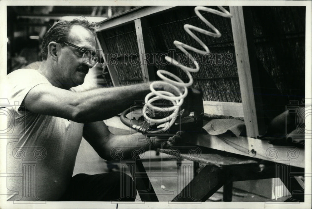 1977 Press Photo John Hipsman Air Powered Staple Gun - RRW66963 - Historic Images