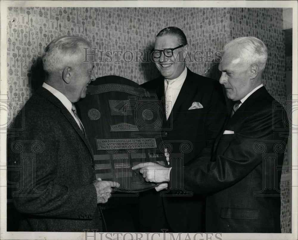 1963 Press Photo United State Gypsum Co Trophy Safety - RRW67007 - Historic Images