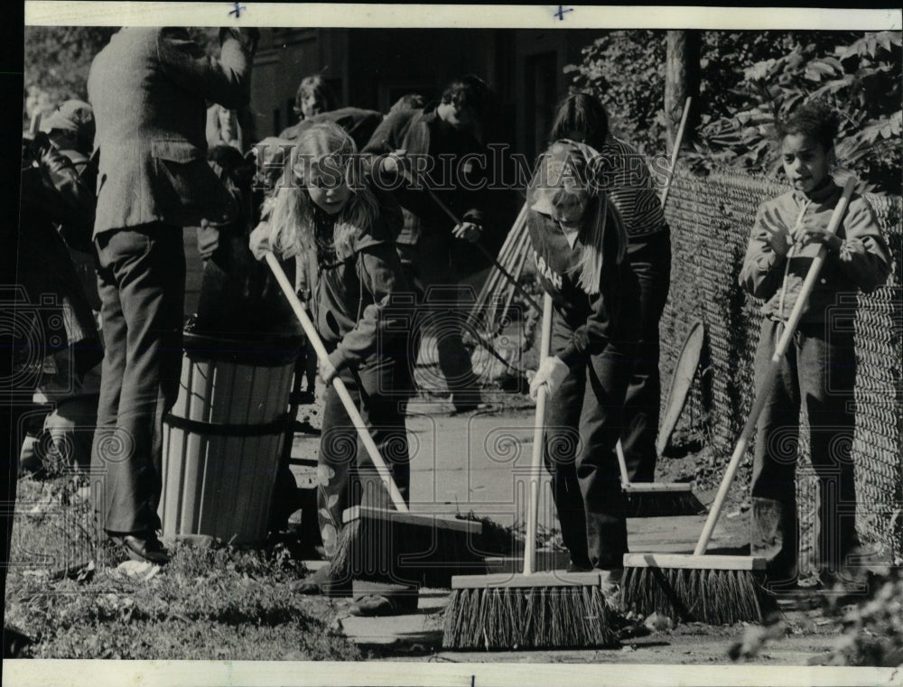 1977 Press Photo Youngster oldsters Wilson Uptown Clean - RRW67021 - Historic Images