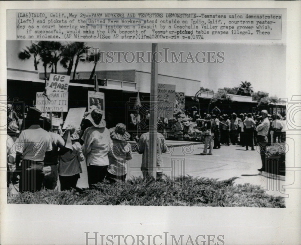 1974 Press Photo United Farm Workers Indio UFW Boycott - RRW67037 - Historic Images