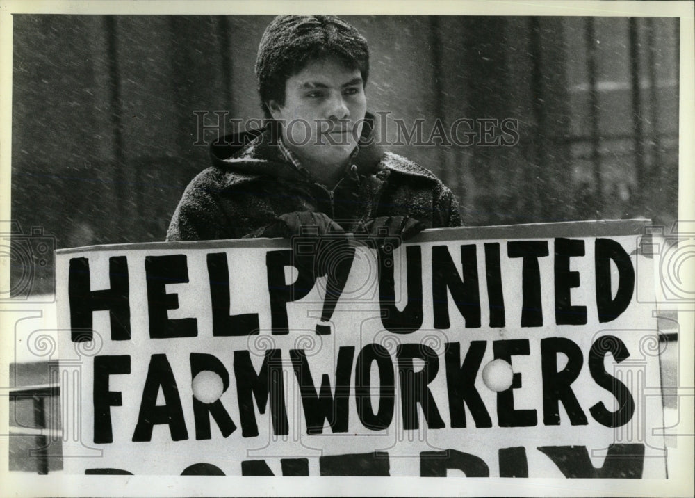 1982 Press Photo Migrant Farm Worker joins rally Daley - RRW67045 - Historic Images