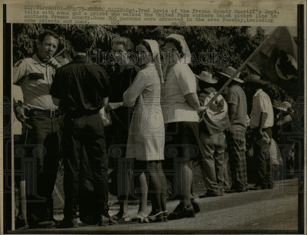 1973 Press Photo Fred Davis Speaks With Clergy - RRW67055 - Historic Images