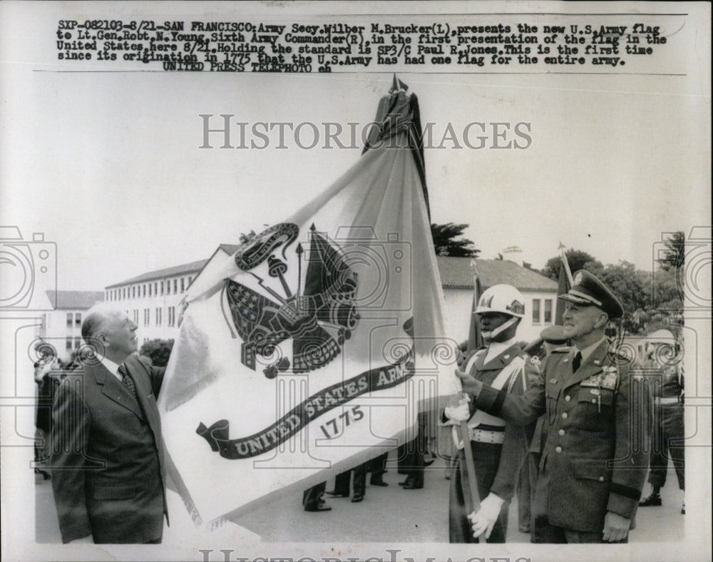 1983 Press Photo Army Secy Miller Bruckner Robot Young - RRW67079 - Historic Images