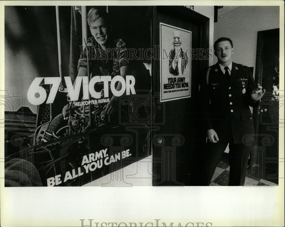 1983 Press Photo Sgt Joe Turnbow Army recruiting office - RRW67105 - Historic Images