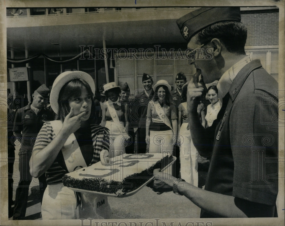 1975 Press Photo O Hare USO Pam Schilaci birthday Cake - RRW67233 - Historic Images