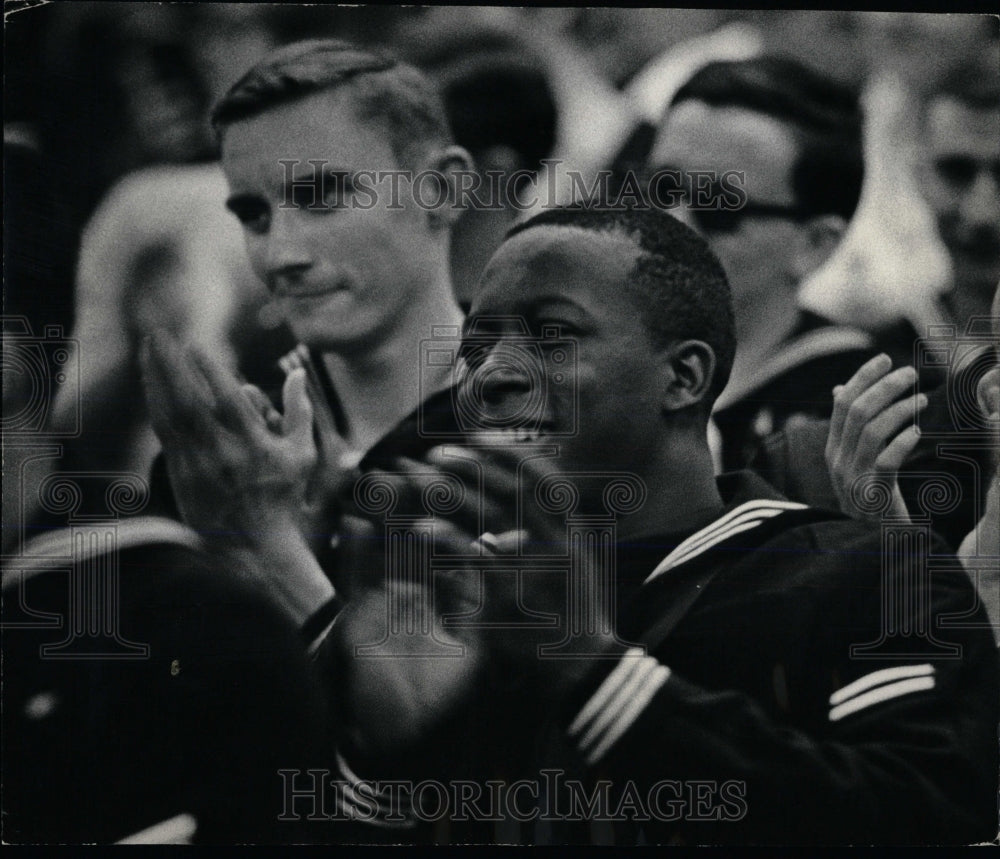 1967 Press Photo Gary Settle USO fun - RRW67245 - Historic Images