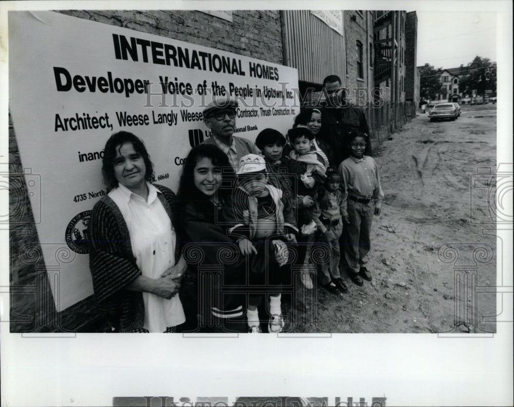 19993 Press Photo International Homes Moreno Family - RRW67251 - Historic Images