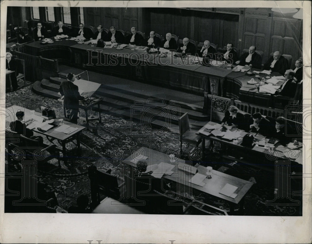 1958 Press Photo Lo tribunal pendant court Justice De - RRW67283 - Historic Images