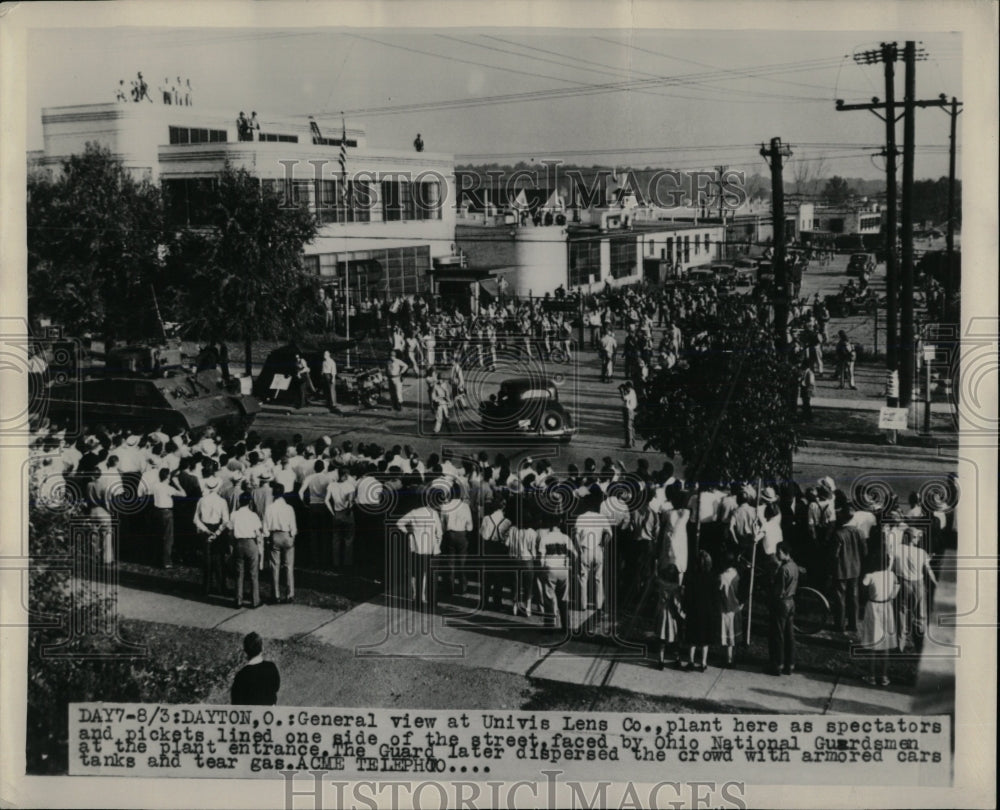 1948 Press Photo Univis Lens Company Pickets Spectators - RRW67311 - Historic Images