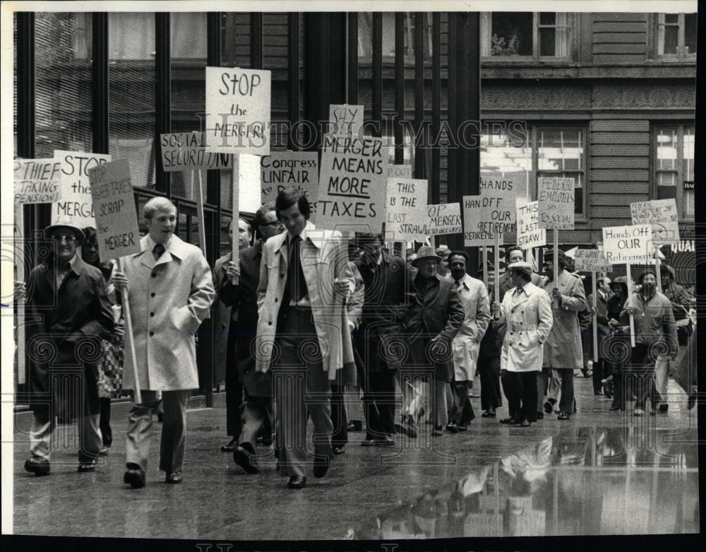 1977 Press Photo Federal employs Dearborn plaza rally - RRW67323 - Historic Images