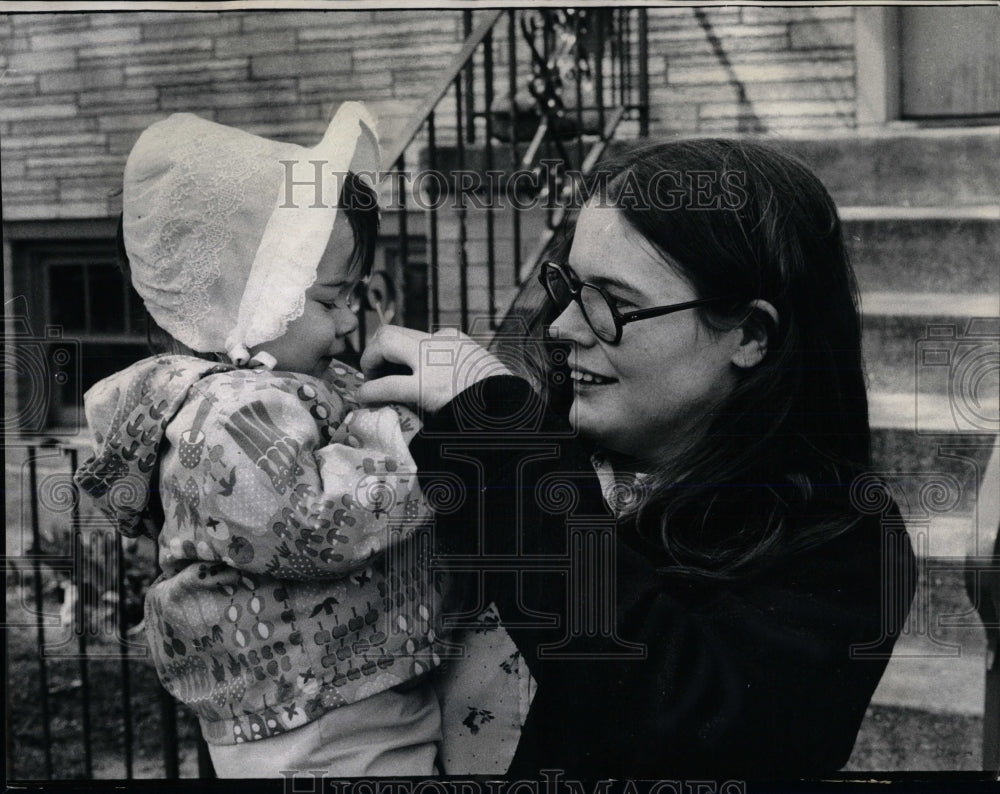1973 Press Photo Barbara Daniels Amy Lynn Baby adoption - RRW67329 - Historic Images
