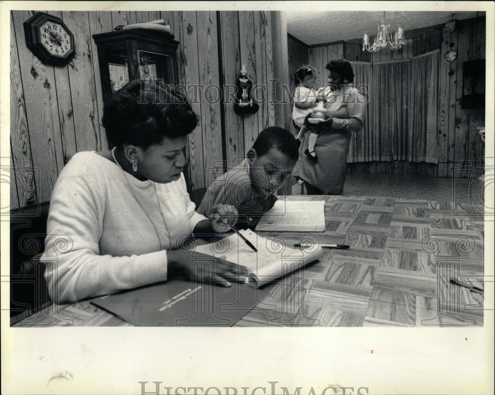 1987 Press Photo Lori Ann Payotn Carl homework helps - RRW67335 - Historic Images