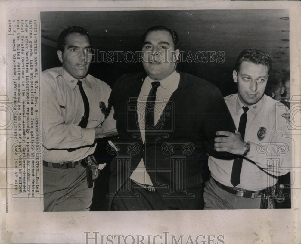 1962 Press Photo United Nations guard Demonstrator man - RRW67425 - Historic Images