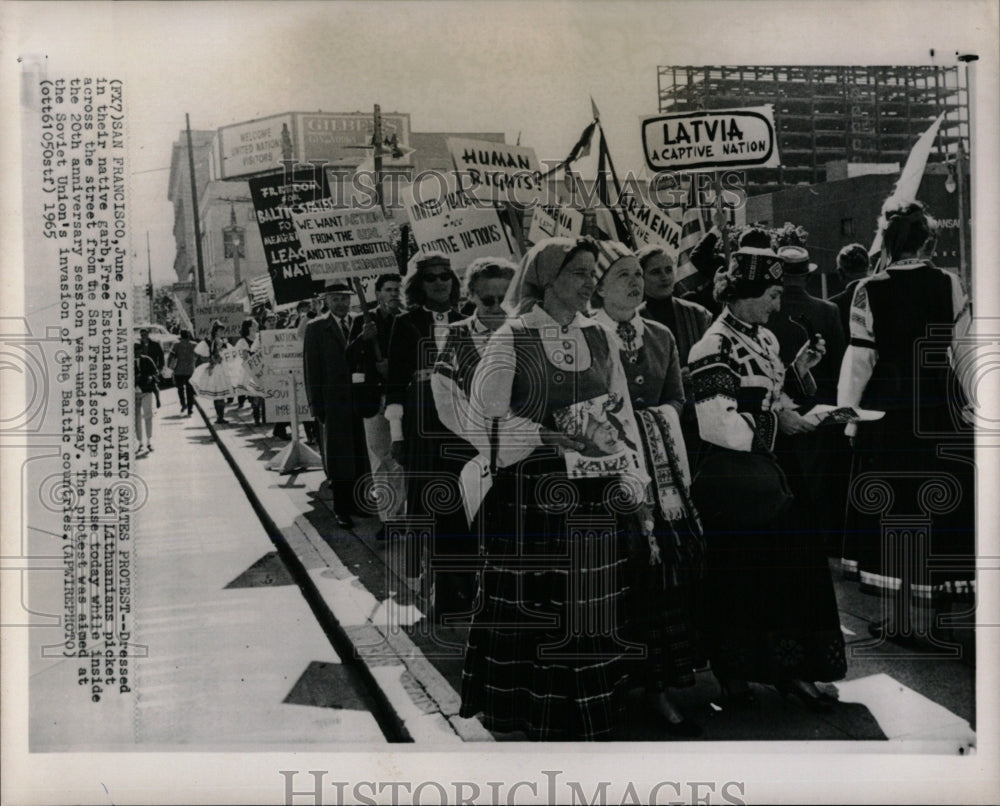 1965 Press Photo Estonians Lativans Lithuanians Picket - RRW67441 - Historic Images