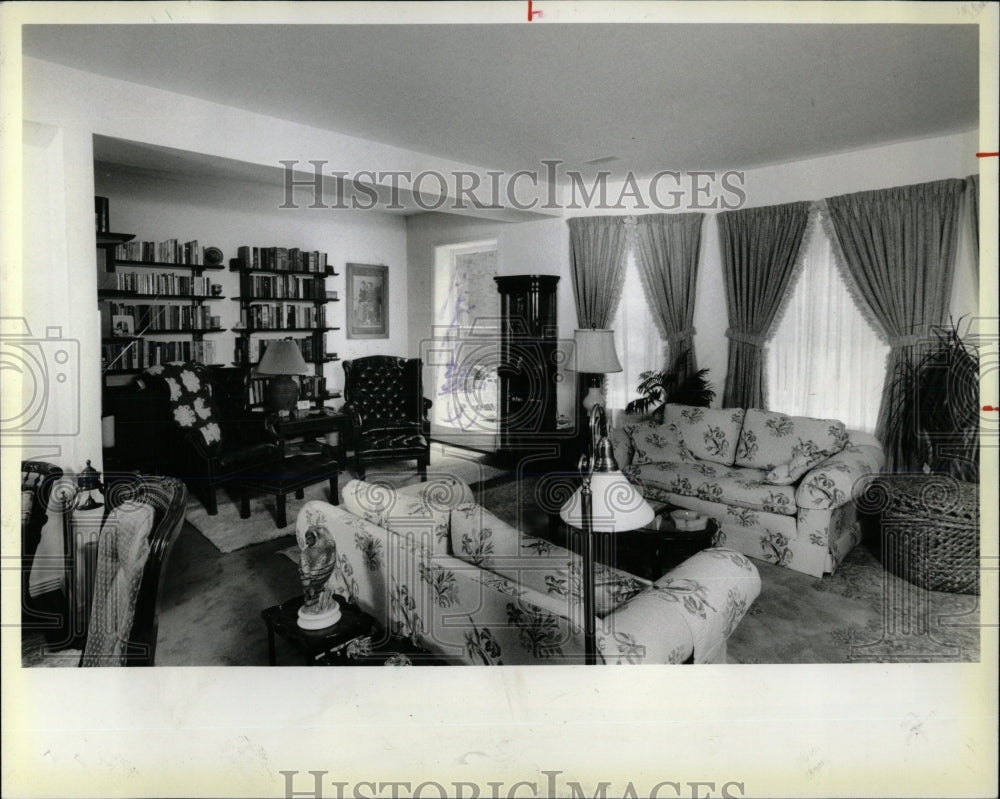 1984 Press Photo East Elm Street Housing Apartments Det - RRW67541 - Historic Images