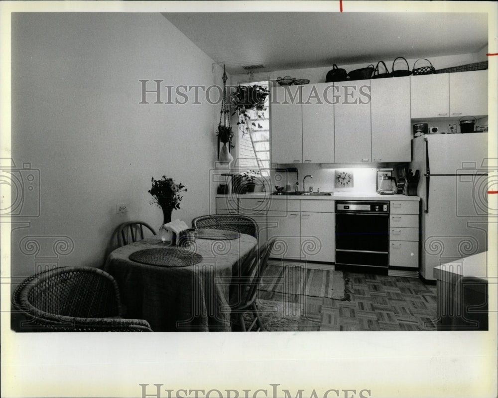1984 Press Photo appliances kitchen wood floor garbage - RRW67543 - Historic Images