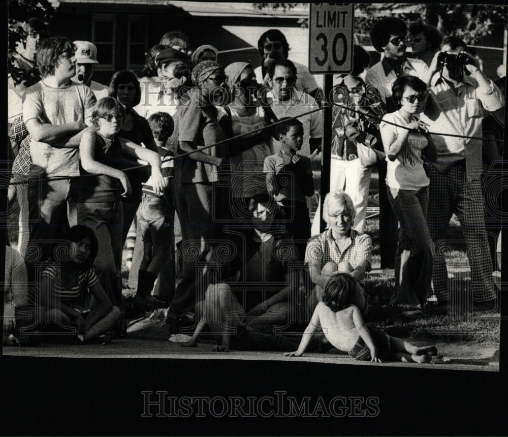 1977 Press Photo police talk gunman watch hostages - RRW67551 - Historic Images