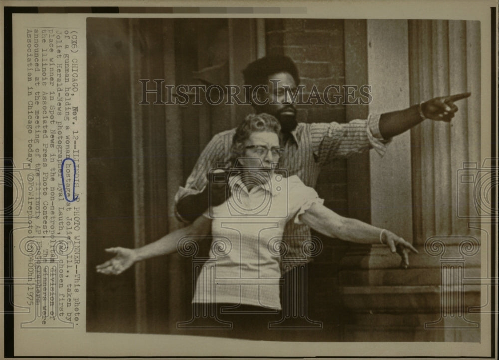 1975 Press Photo Woman Hostage Joliet Herald Illinois - RRW67555 - Historic Images