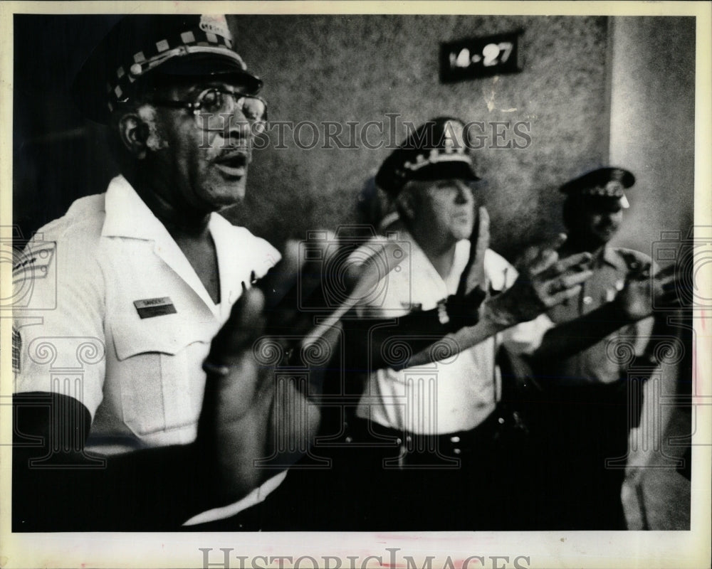 1983 Press Photo police man hostages Dirksen Building - RRW67569 - Historic Images