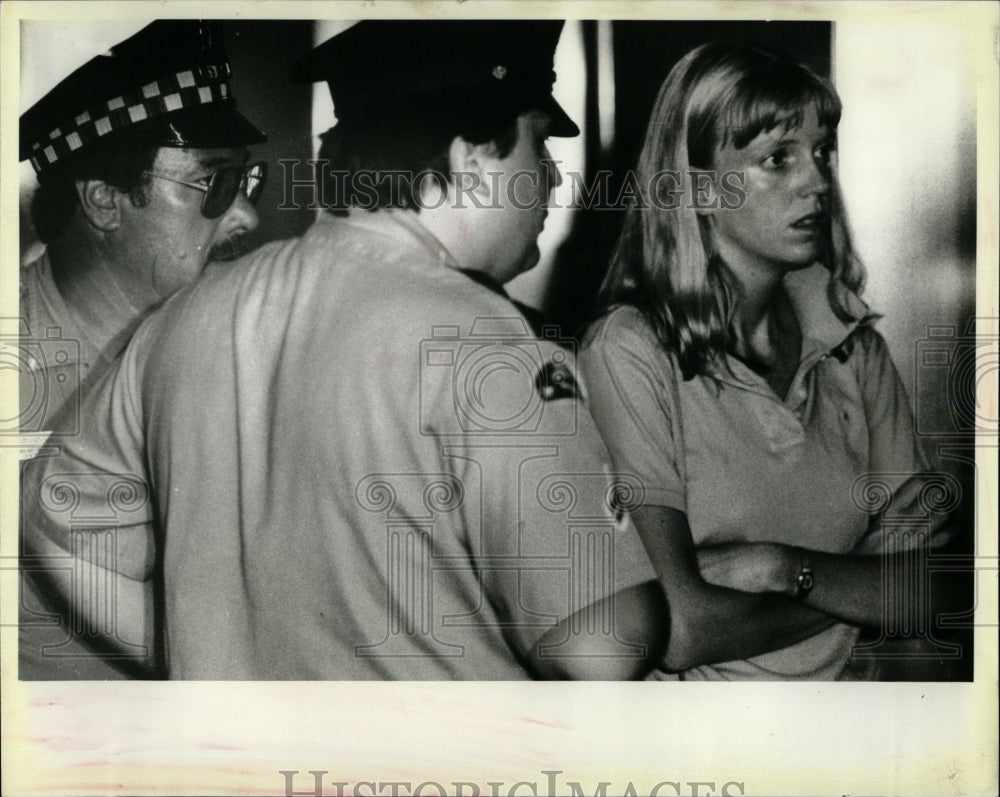 1983 Press Photo bystander police officer federal lobby - RRW67577 - Historic Images