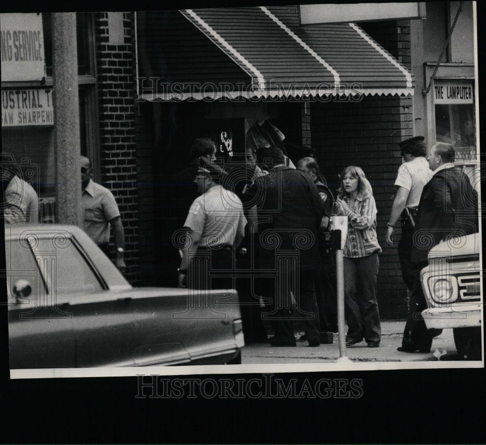 1977 Press Photo Cheerio Inn Police storm Steve gunman - RRW67585 - Historic Images