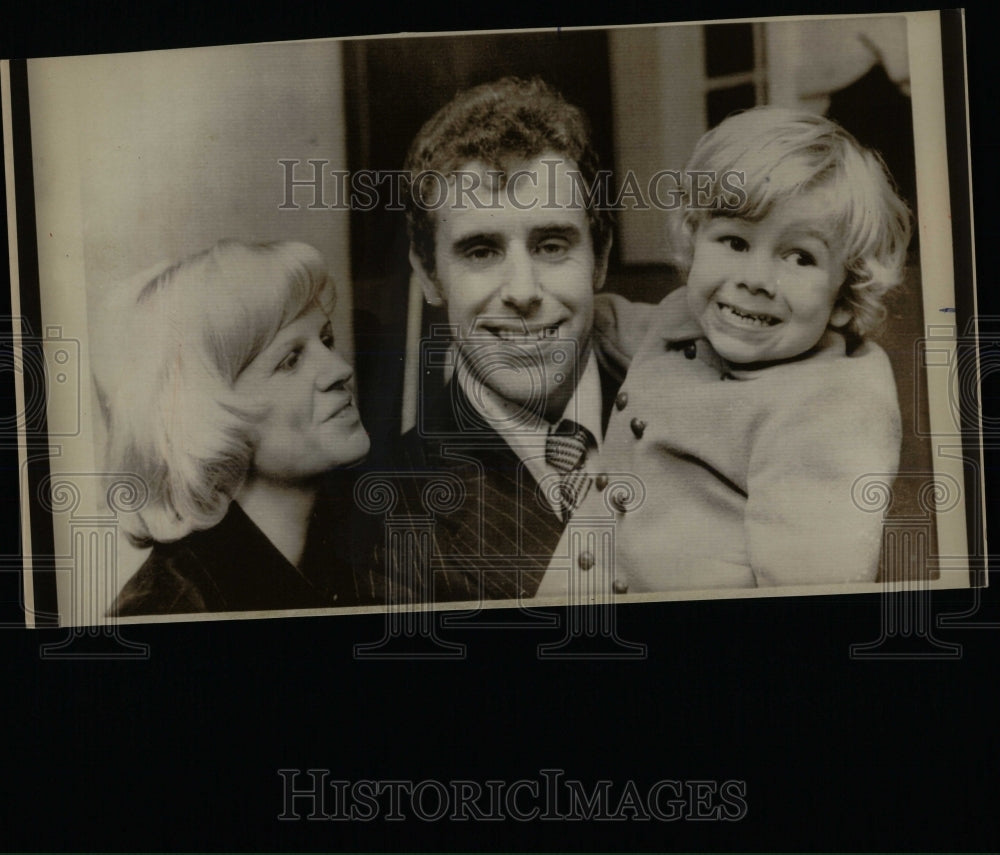 1975 Press Photo Simmons bank son wife hostage robbers - RRW67593 - Historic Images